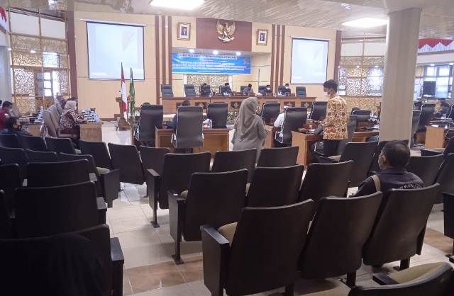 Suasana kehadiran anggota DPRD Kota Padang Panjang di agenda Pengesahan dan Penandatanganan KUA_PPAS Perubahan tahun 2021 berlangsung, Jumat (10/9) di gedung DPRD Kampuang Jambak.